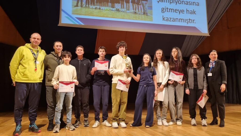 Ulus Kampüsü Ortaokulu öğrencileri, yoğun geçen bir akademik sürecin ardından bugün karnelerini aldı...